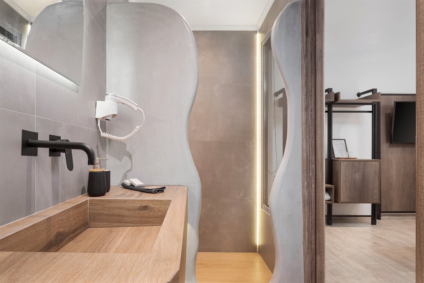Executive Suite bathroom