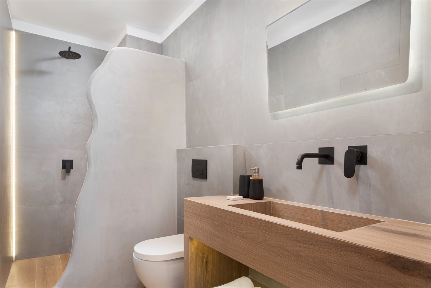 Executive Suite bathroom