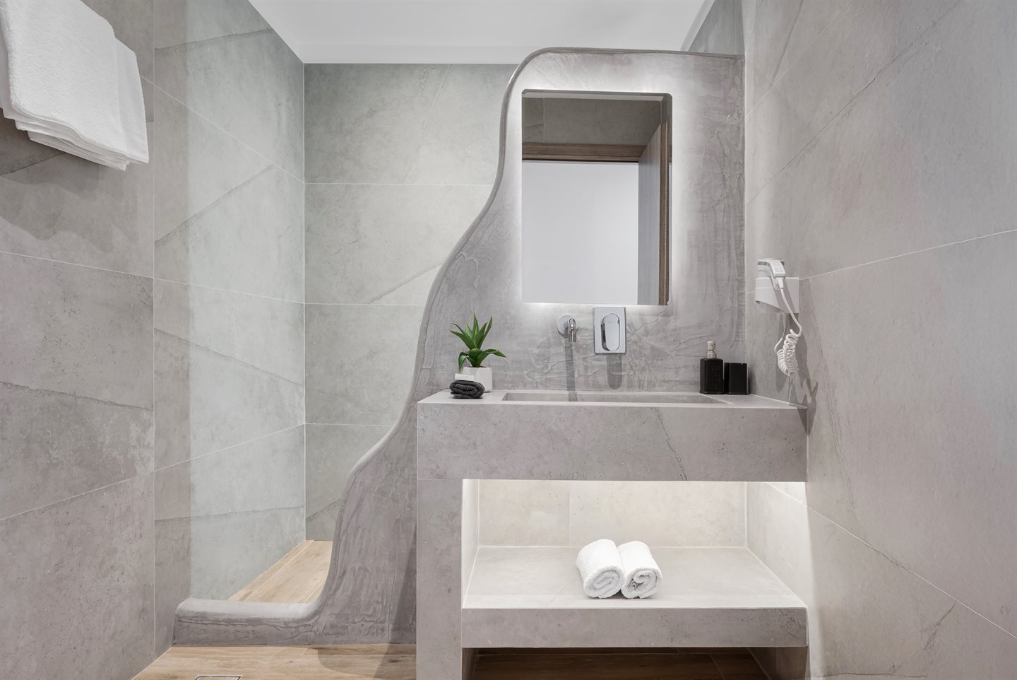 Grand Deluxe bathroom