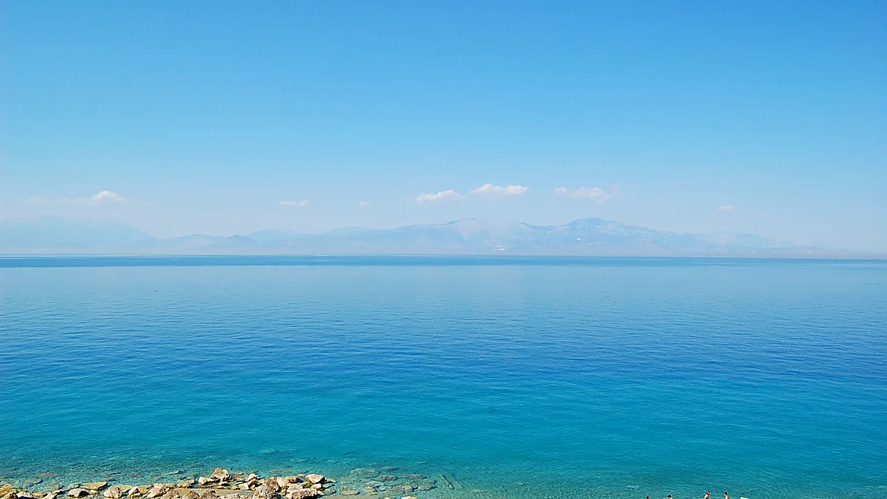 Κορινθιακός κόλπος — τιρκουάζ νερά με θέα στα βουνά