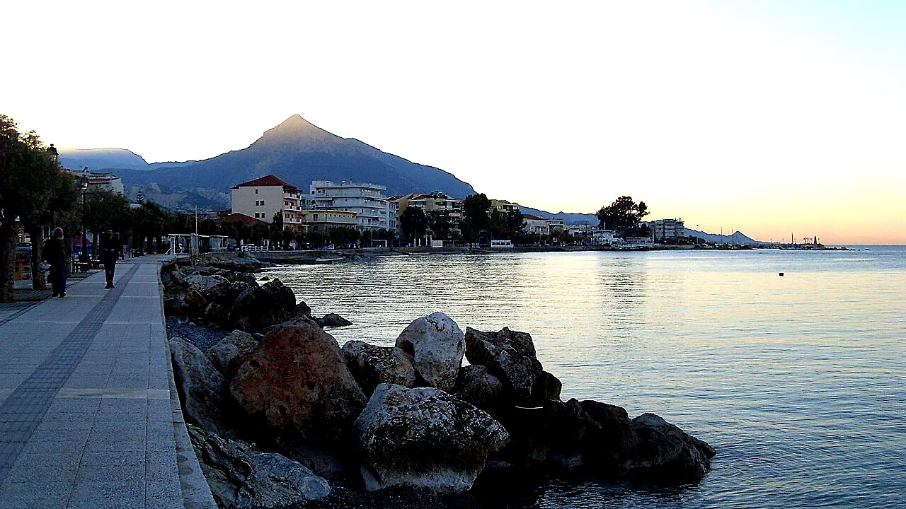 Παραλία Ξυλοκάστρου — ηλιοβασίλεμα στο λιμάνι